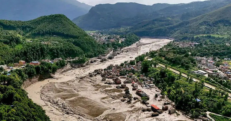 Các lý do gây lũ quét tử thần ở biên giới Nepal - Trung Quốc khiến hàng trăm người chết, mất tích