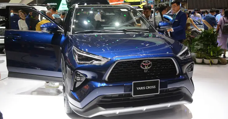 Ồ ạt giảm giá, xe Toyota nhập khẩu về Việt Nam hút khách mua