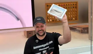Jeremy Cabral là người đầu tiên nhận iPhone Duo tại Apple Store trên phố George, Sydney. Ảnh: Tech Guide