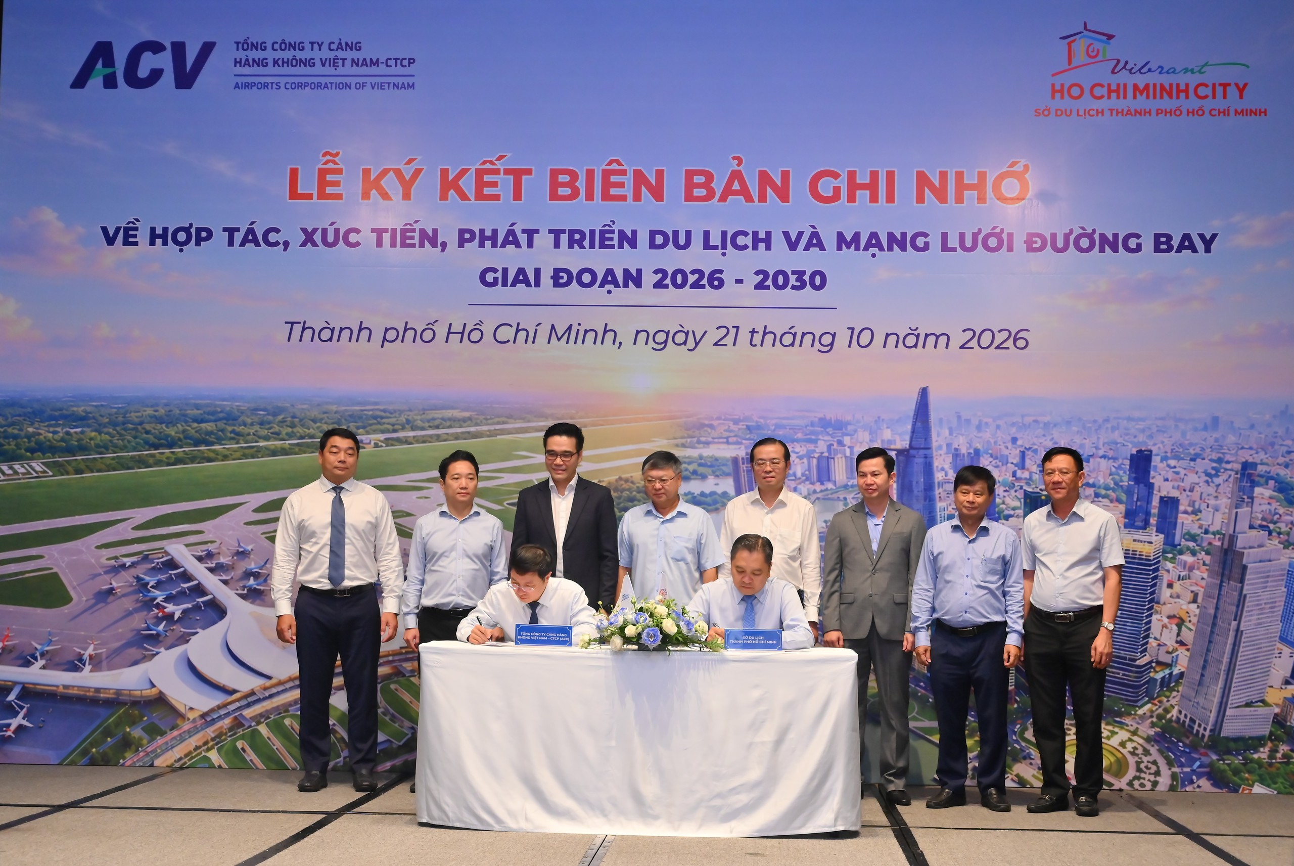 Ông Phạm Huy Bình - Giám đốc Sở Du lịch TP.HCM và ông Nguyễn Cao Cường - Chủ tịch hội đồng quản trị Tổng công ty Cảng hàng không Việt Nam - CTCP (ACV) - ký kết Bản ghi nhớ hợp tác - Ảnh: Sở Du lịch TP.HCM