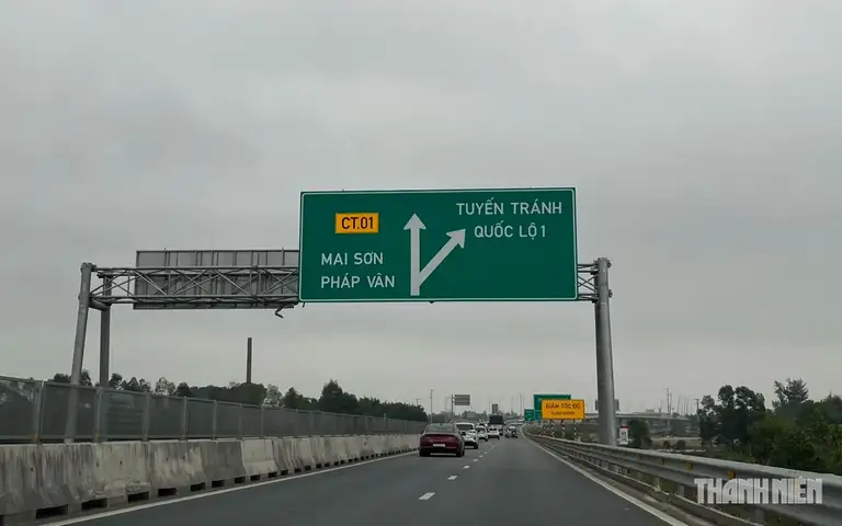Trong điều kiện trời mưa, đường trơn hoặc tầm nhìn hạn chế, tài xế nên tăng thời gian lên mức lớn hơn (4 hoặc 5 giây) thay vì cố duy trì đúng khoảng cách tối thiểu