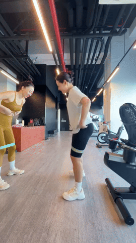CARA và Tóc Tiên cùng tập luyện.