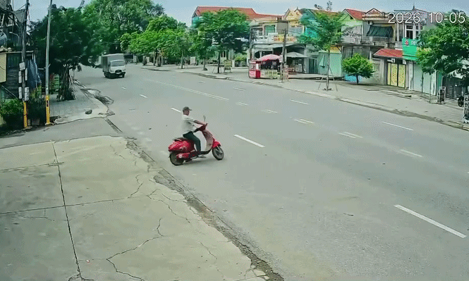 Không ai chịu nhường, xe tải tông văng người đi xe máy