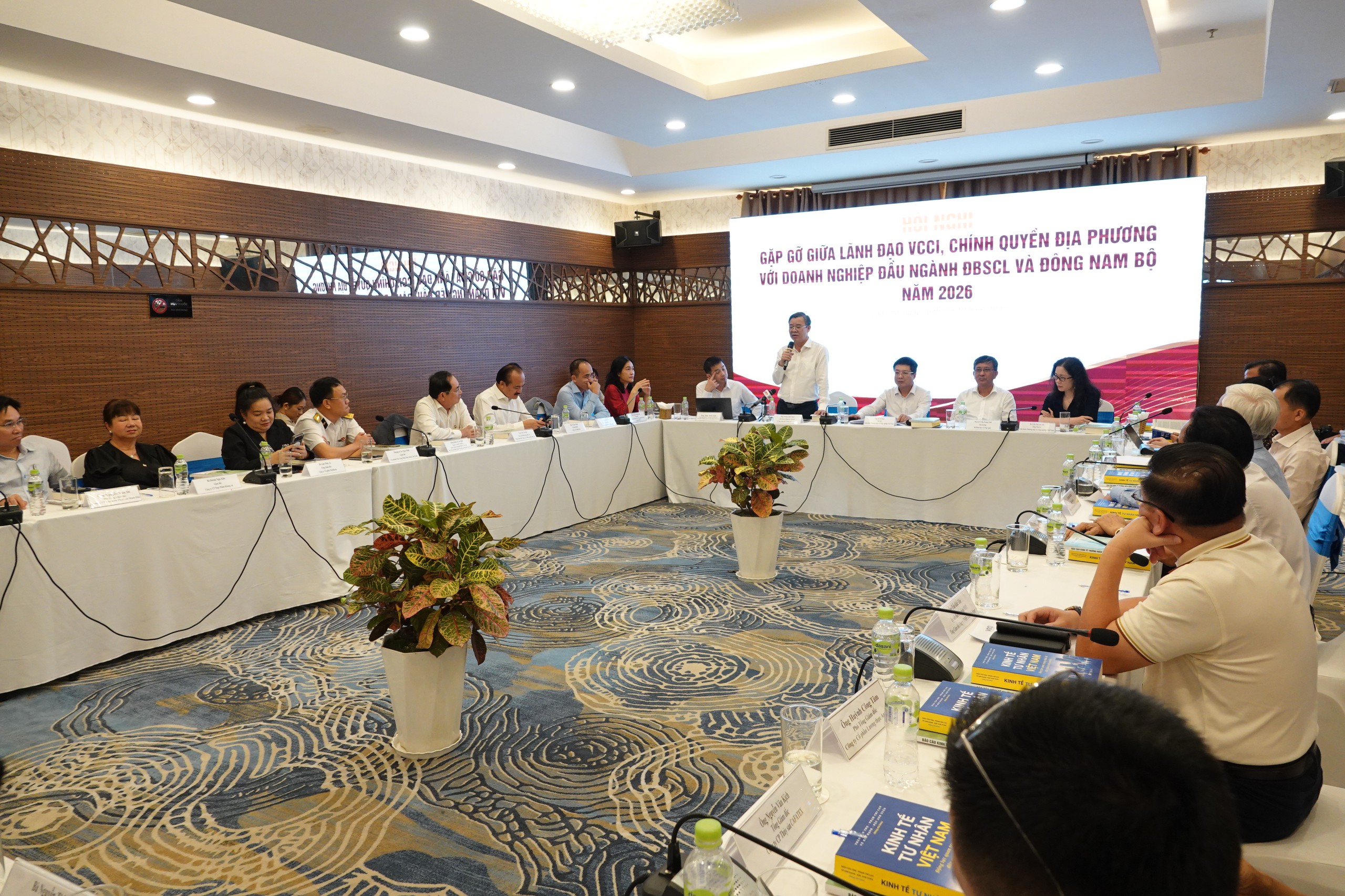 Ông Trương Cảnh Tuyên, Chủ tịch UBND thành phố Cần Thơ chia sẻ với các doanh nghiệp
