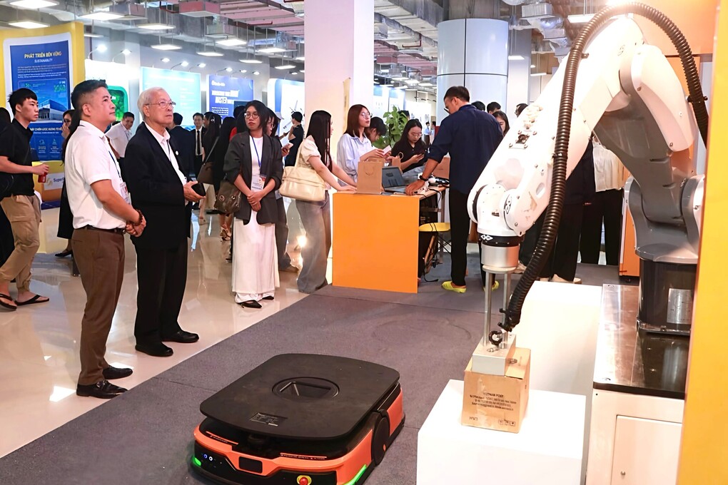 Một số loại robot được dùng trong các kho hàng, được trình diễn tại sự kiện về đổi mới sáng tạo năm 2025. Ảnh: Lưu Quý