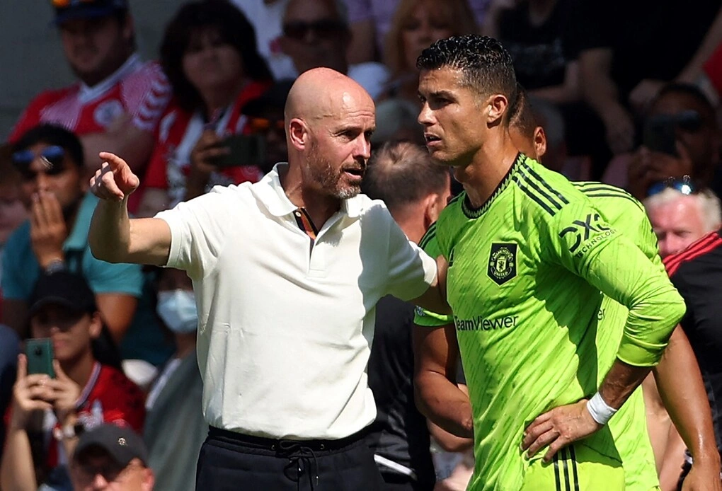 HLV Erik ten Hag (trái) chỉ đạo Cristiano Ronaldo vào sân từ ghế dự bị trong trận Man Utd gặp Southampton tại Ngoại hạng Anh ở sân St Mary's, Anh, ngày 27/8/2022. Ảnh: AFP