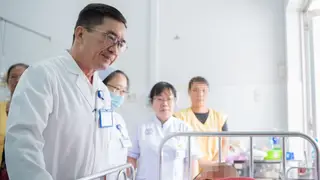 Người phụ nữ đa chấn thương do nhánh cây rơi trúng ở TP HCM