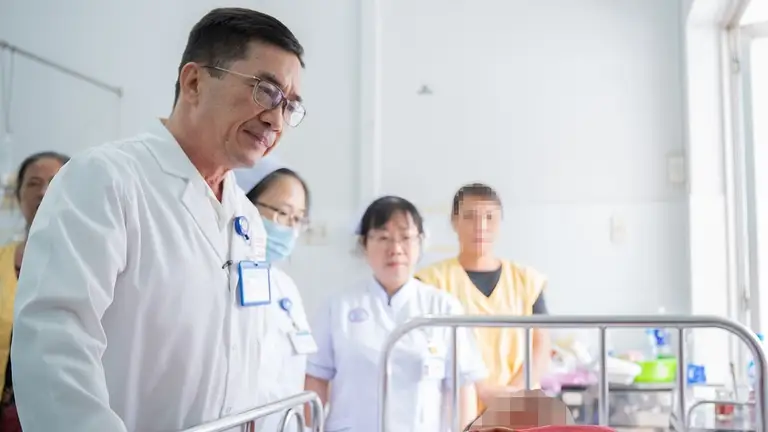 Người phụ nữ đa chấn thương do nhánh cây rơi trúng ở TP HCM