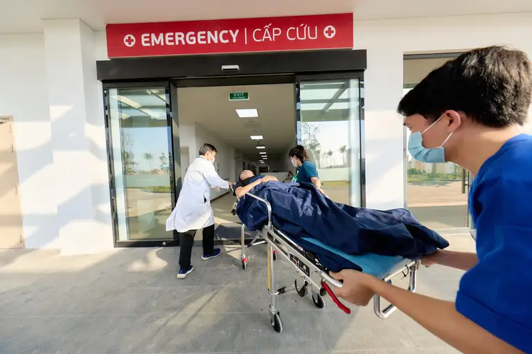 Thay vì chỉ sơ cứu rồi chuyển tuyến như trước, y tế trên đảo đã có thêm khả năng tiếp nhận, chẩn đoán và xử trí nhiều bệnh lý tại chỗ. (Ảnh minh hoạ) - Ảnh: SG