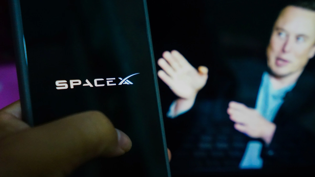 Elon Musk bị triệu tập vì an toàn AI