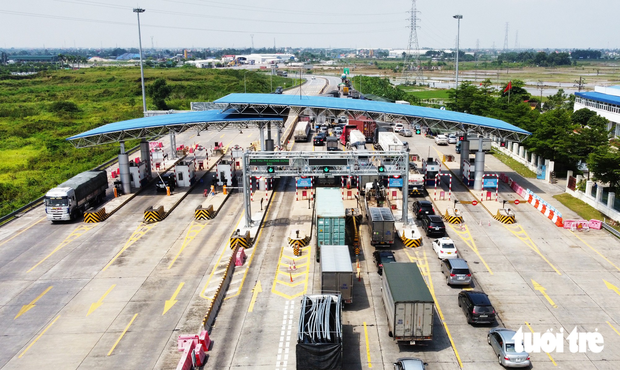 Công an TP Hải Phòng đề xuất giải pháp giảm phí cho container, nhằm khuyến khích sử dụng cao tốc Hà Nội - Hải Phòng - Ảnh: TIẾN THẮNG