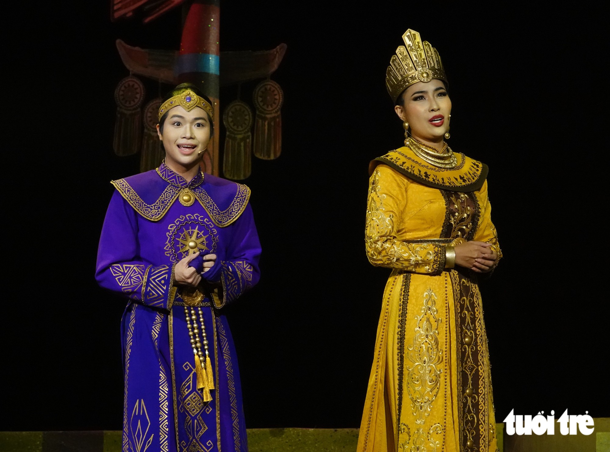 Trọng Nhân (vai hoàng tử Khang) và Phạm Yến vai hoàng hậu Thi Thi - Ảnh: LINH ĐOAN