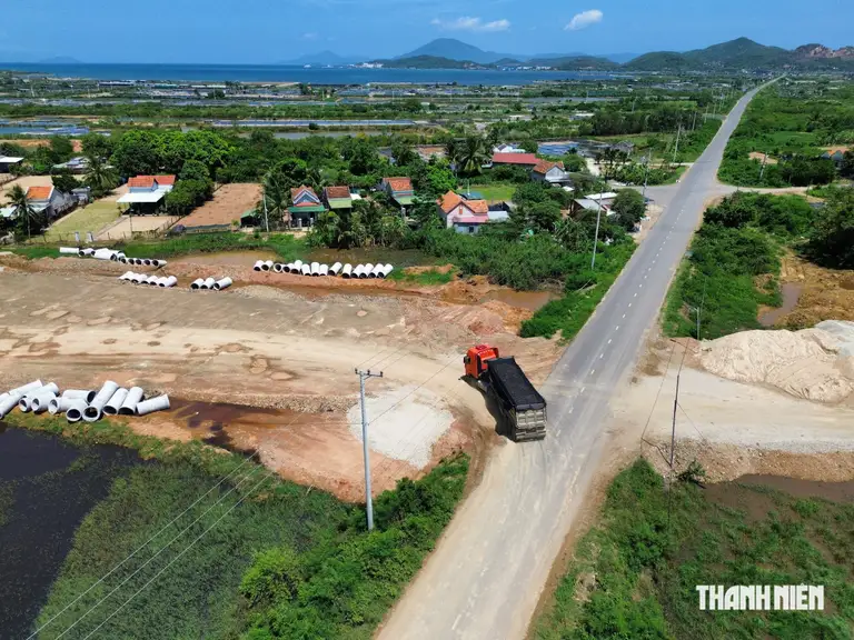Đường ven biển sẽ kết nối với các đường ngang hiện hữu từ quốc lộ 1 đi về biển, qua đó trở thành trục xương sống dọc khu kinh tế Vân Phong