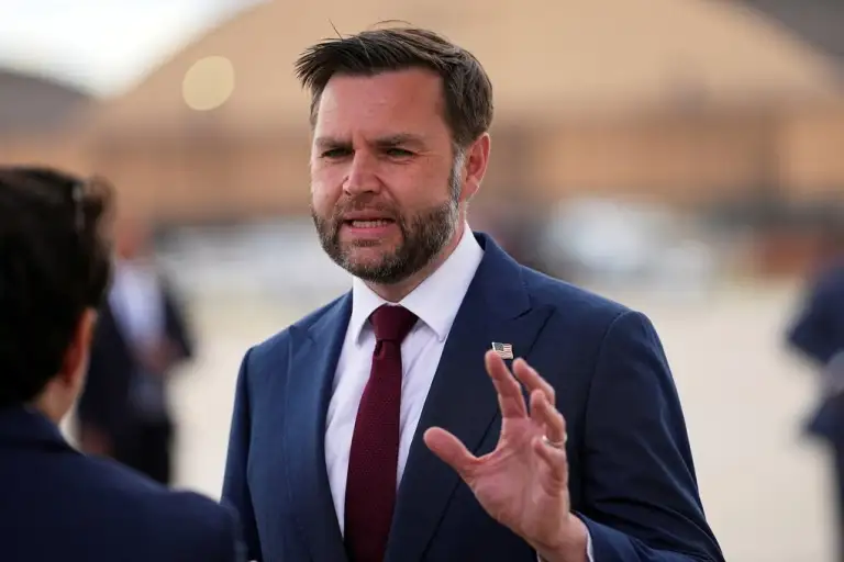 Phó Tổng thống Mỹ JD Vance phát biểu với giới truyền thông khi đến căn cứ Andrews, bang Maryland vào ngày 28/5. Ảnh: Reuters