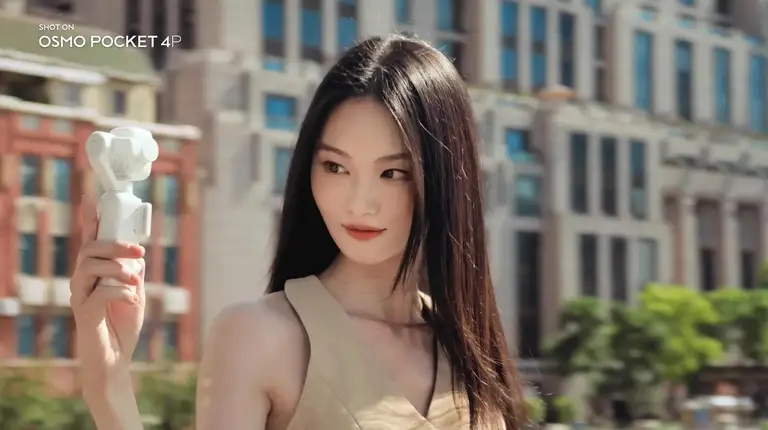 Thiết kế màu trắng ngọc trai ứng dụng bột màu mica trên quy trình phủ sấy phức hợp, chống bám vân tay và vết bẩn, kết hợp cùng chiến dịch thời trang do siêu mẫu quốc tế Hạ Thông làm đại diện.