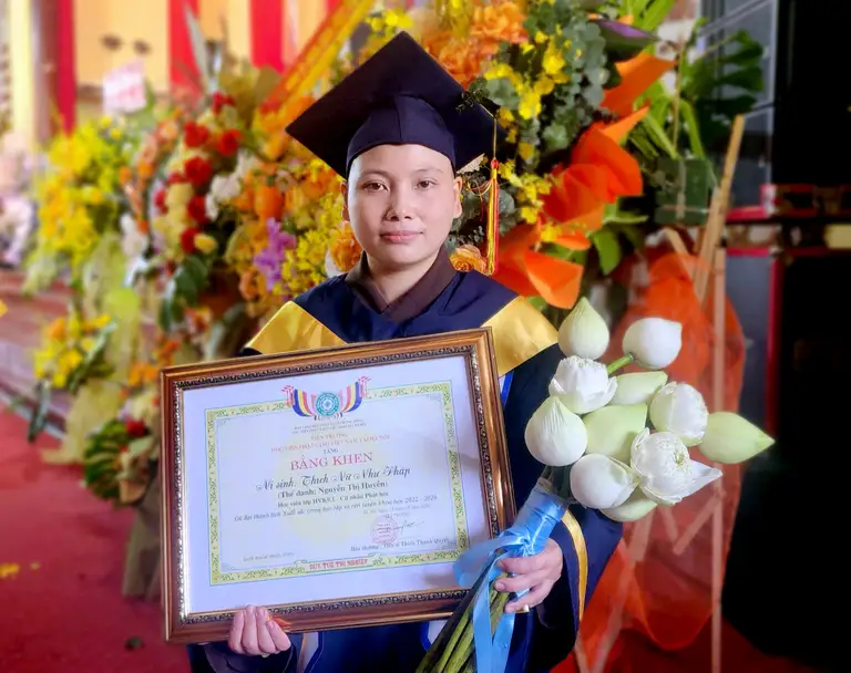 Sư cô Thích Nữ Như Pháp nhận bằng khen vì thành tích học tập xuất sắc - thủ khoa đầu ra năm 2026 Học viện Phật giáo Việt Nam tại Hà Nội - Ảnh: BTC