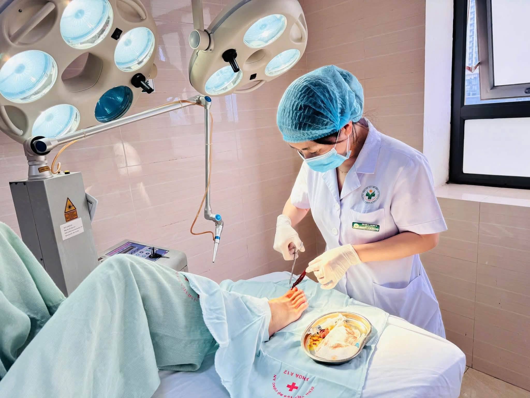 Bác sĩ Bệnh viện 19-8 xử lý vết thương tại móng chân cho bệnh nhân - Ảnh: BVCC