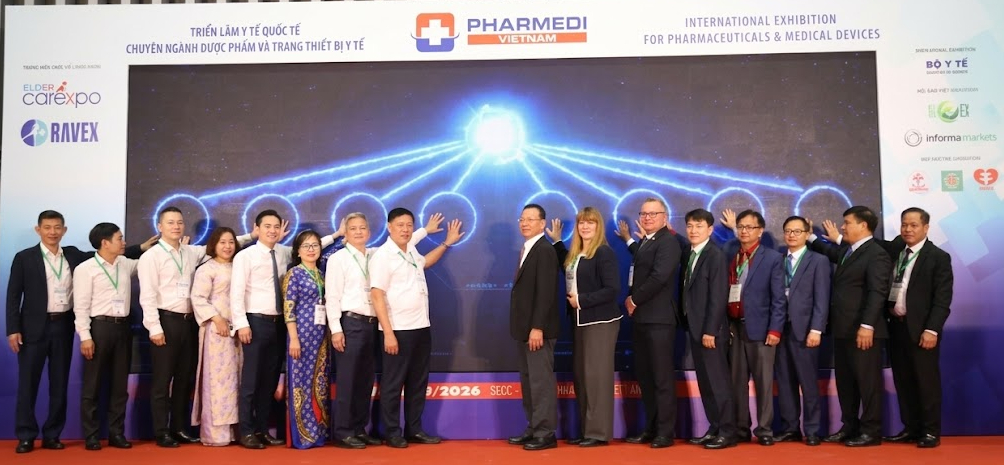 Lãnh đạo Bộ Y tế cùng doanh nghiệp, các nhà khoa học, chuyên gia trong lĩnh vực y tế trong nước và quốc tế khai mạc chuỗi ngày triển lãm y tế quốc tế Việt Nam - Ảnh: X.MAI