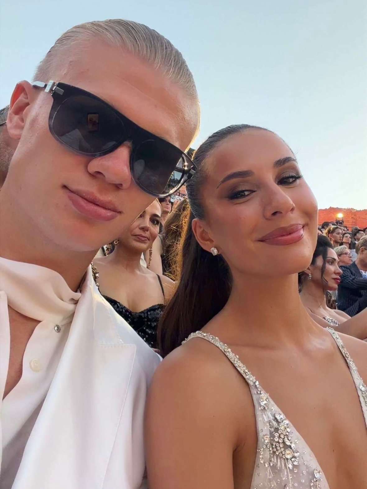 Erling Haaland và bạn gái Isabel Haugseng Johansen selfie - Ảnh: IGNV