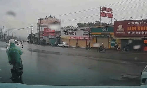 Xe con lao vào vòng xuyến cướp đường ôtô, húc người đi xe máy