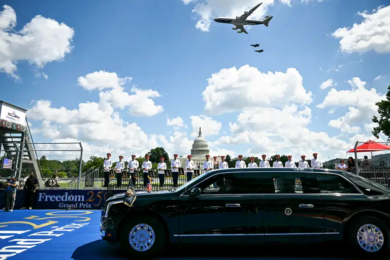 Xe Quái thú chở vợ chồng ông Trump thực hiện vòng chạy danh dự trước thềm khai mạc Freedom 250 Grand Prix, đi ngang qua khuôn viên Tòa nhà Quốc hội Mỹ - Ảnh: AFP