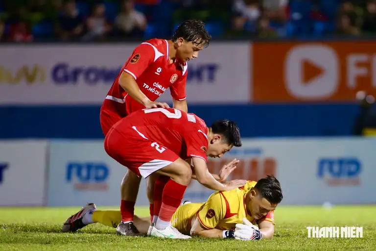 Đầu hiệp 2, khi CLB Công an TP.HCM đang dẫn 1-0, Yuval Sade của CLB Hà Nội xử lý cực khéo trong vòng cấm rồi dứt điểm hiểm hóc. Tuy nhiên, Lê Giang Patrik vẫn cản phá thành công. Ngay lập tức, Lenn - Minh Quang Trần và Nhật Minh đến để khen ngợi đàn anh. Lúc đó, Văn Quyết đang đi ra khu vực khởi động cũng phải thốt lên: "Patrik phong độ cao quá"