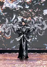 Bán kết Miss Grand Vietnam 2026 nhiều màn diễn lạ: Mang trăn, dựng đám cưới miền Tây - Ảnh 10.