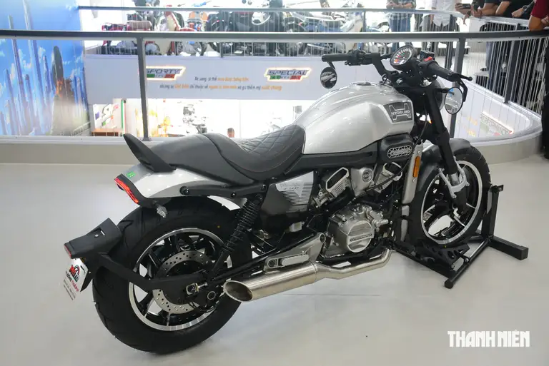 Trước đây, hầu hết các mẫu mô tô cruiser thường được biết đến với tư thế ngồi thoải mái, trọng tâm thấp và khả năng vận hành ổn định trên đường trường. Tuy nhiên, bên cạnh những yếu tố này, Hyosung GV350X còn được chú trọng vào sự nhanh nhẹn khi di chuyển trong thành phố và khả năng xử lý linh hoạt trên những đoạn đường quanh co. Xe có chiều dài cơ sở 1.460 mm, bán kính quay vòng khoảng 1,75 m giúp người lái GV350X dễ điều khiển hơn trong khu vực đô thị đông đúc, khi quay đầu. Khối lượng xe khoảng 180 kg phân bổ tương đối cân bằng giữa phía trước và phía sau. Trong khi chiều cao yên của Hyosung GV350X chỉ ở mức 730 mm, phù hợp với thể trạng của phần lớn người dùng mô tô tại Việt Nam