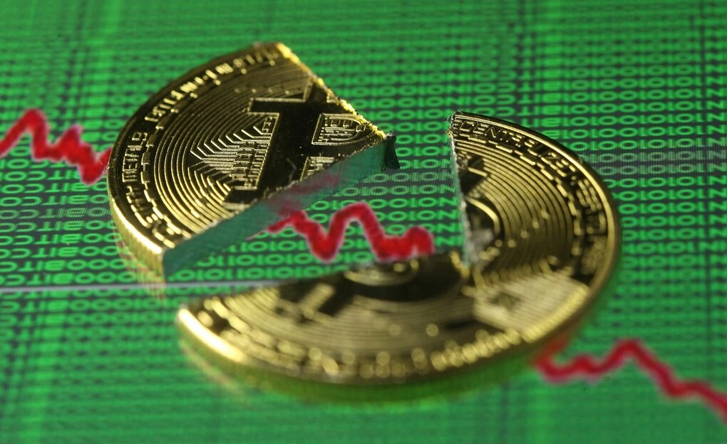 Đồng xu biểu trưng Bitcoin bị vỡ làm đôi. Ảnh minh họa: Reuters