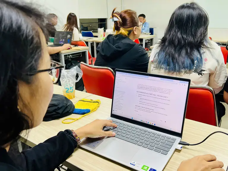 Người dùng sử dụng Gemini trong một lớp học - Ảnh: QUANG ĐỊNH