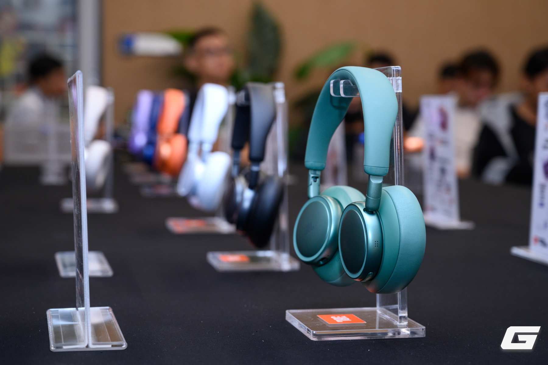 JBL hoàn thiện Live 4 Series tại Việt Nam với Live Beam 4: tai nghe true wireless có màn hình cảm ứng trên hộp sạc - Ảnh 5.