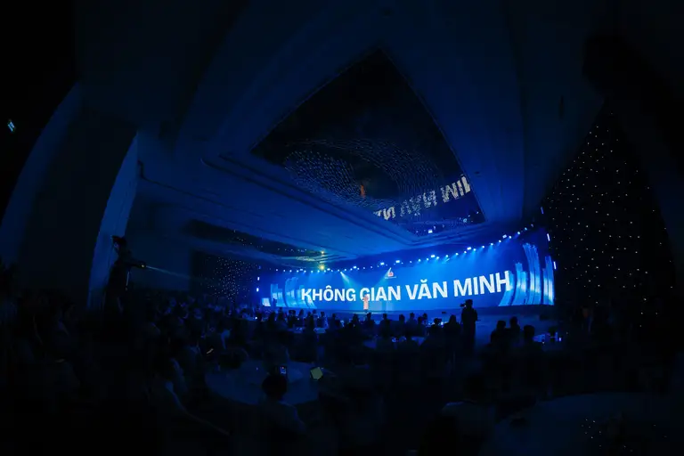 Hội nghị khai mạc bằng những phần trình diễn đến từ các nghệ sĩ Hà Myo, Tuấn Cry, Ngô Lan Hương,...