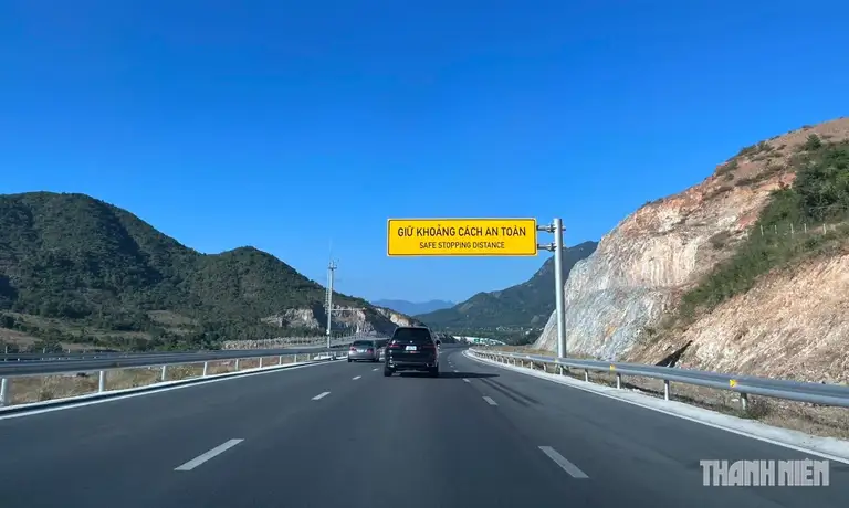 Giữ khoảng cách an toàn với xe chạy liền trước là một trong những kỹ năng quan trọng khi lái ô tô trên cao tốc