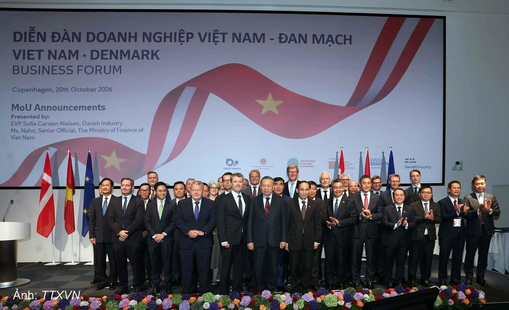 Tổng Bí thư, Chủ tịch nước Tô Lâm và Nhà vua Frederik X cùng các đại biểu, doanh nghiệp hai nước. Ảnh: TTXVN