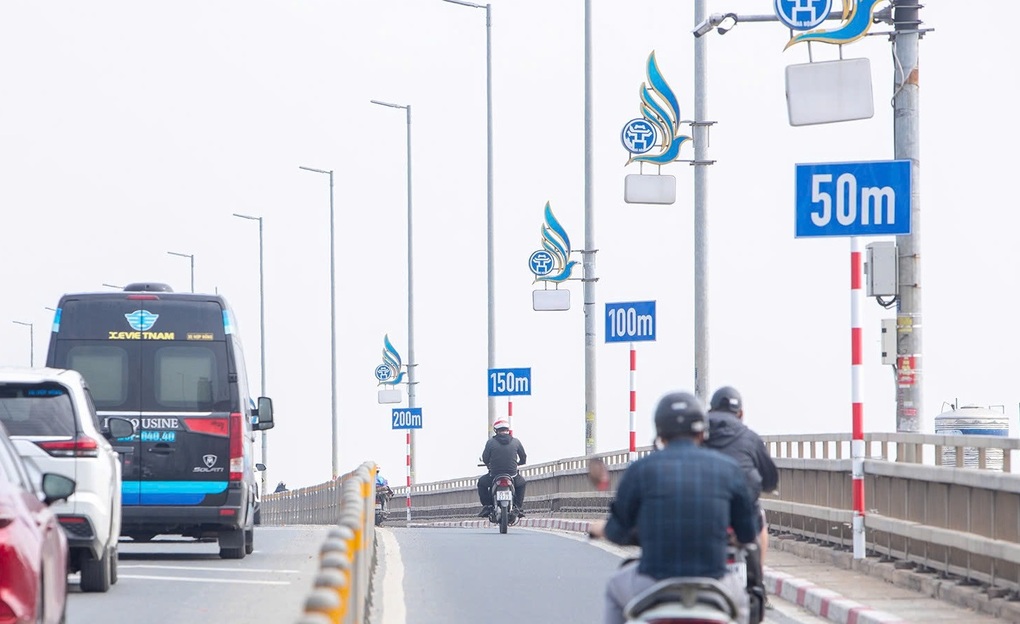 Biển khoảng cách được lắp đặt trên cầu Nhật Tân bắc qua sông Hồng. Ảnh: Hiếu Đình
