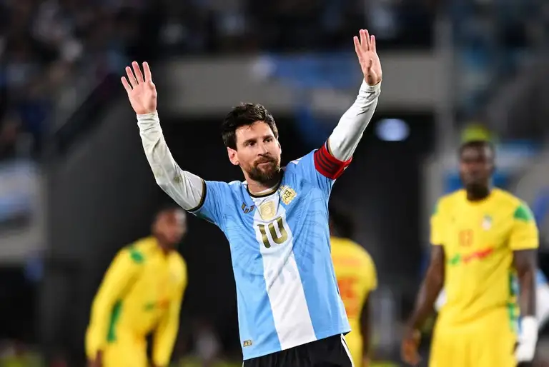 Cái kết đẹp cho Messi trong trận đấu cuối cùng khoác áo tuyển Argentina - Ảnh: REUTERS