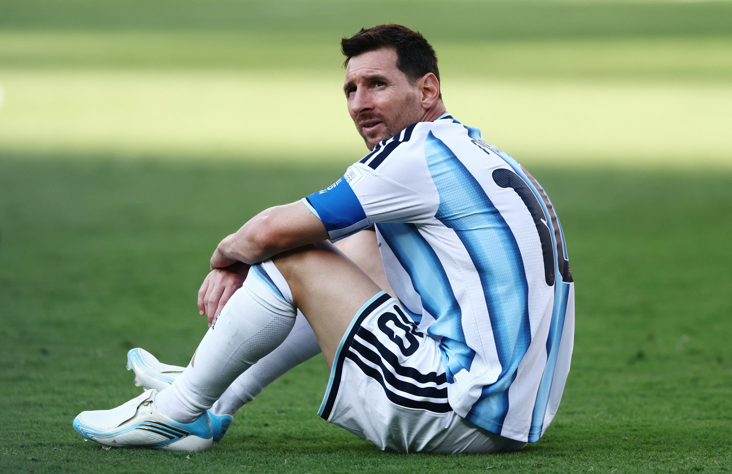 Messi ngồi một mình khá lâu sau trận chung kết World Cup 2026 khép lại. Anh sắp thi đấu trận chia tay sự nghiệp quốc tế vào ngày 7.10 tới đây
