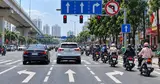 Biển báo và vạch kẻ đường chỉ dẫn khác nhau, tài xế phải theo cái nào?