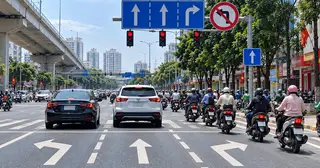 Biển báo và vạch kẻ đường chỉ dẫn khác nhau, tài xế phải theo cái nào?