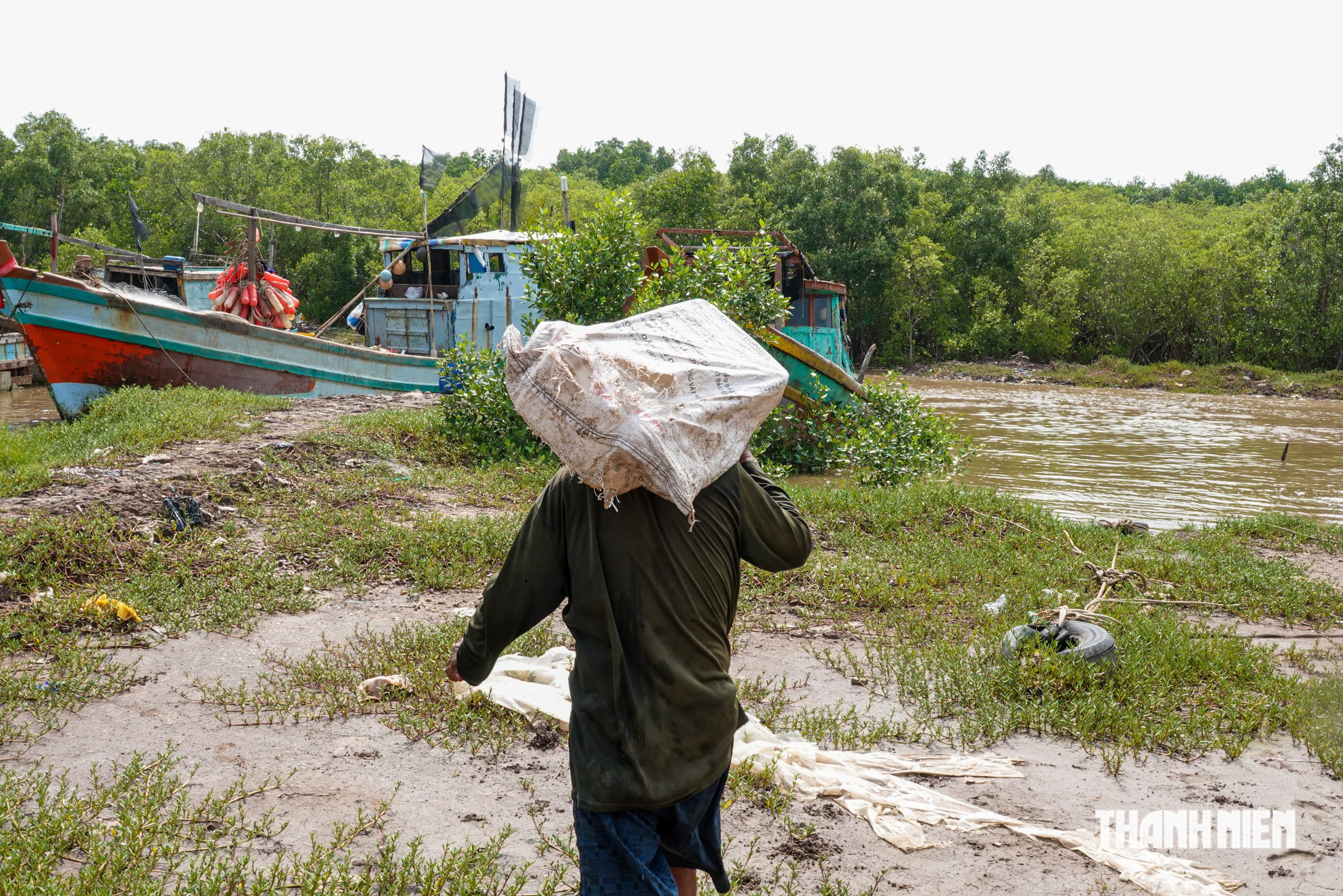 Một người làm nghề chở nước đá giao cho ghe