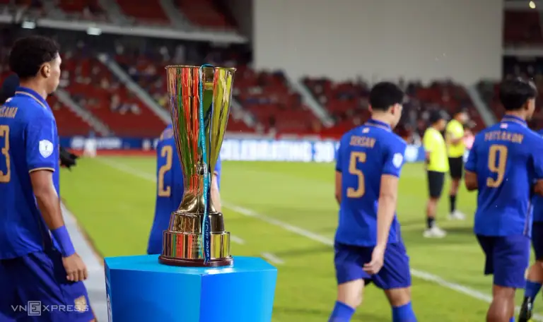 Cầu thủ Thái Lan đi qua Cup Đông Nam Á trước trận gặp Việt Nam ở lượt đi chung kết ASEAN Cup 2026, trên sân Rajamangala, Bangkok, Thái Lan ngày 22/8/2026. Ảnh: Đức Đồng