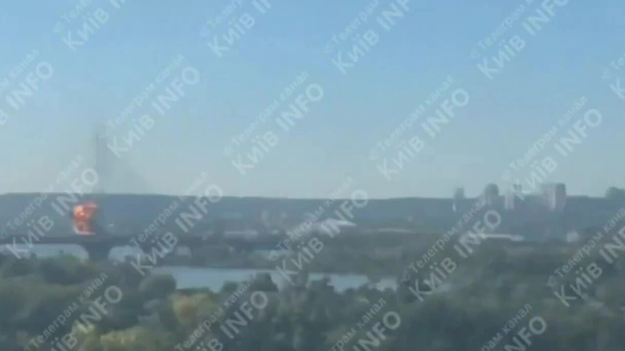 Khoảnh khắc UAV đánh trúng cầu Pivdenny tại Kiev, Ukraine ngày 1/10. Video: X/AMK Mapping