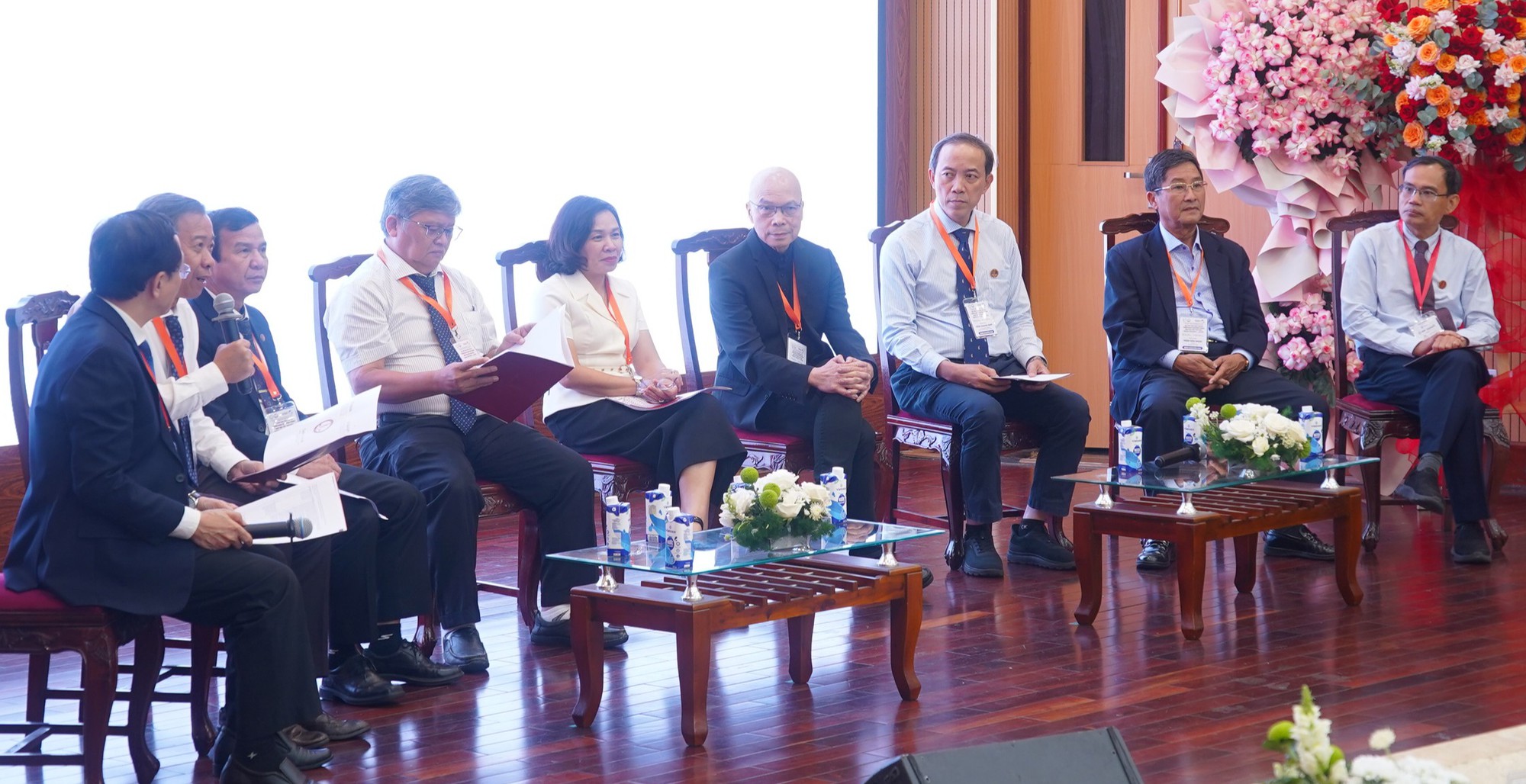 Các đại biểu thảo luận tại hội thảo khoa học về vai trò vắc xin và triển khai chương trình đào tạo vắc xin trong trường học tại Đại học Y Dược TP.HCM chiều 25-9 - Ảnh: N.T.