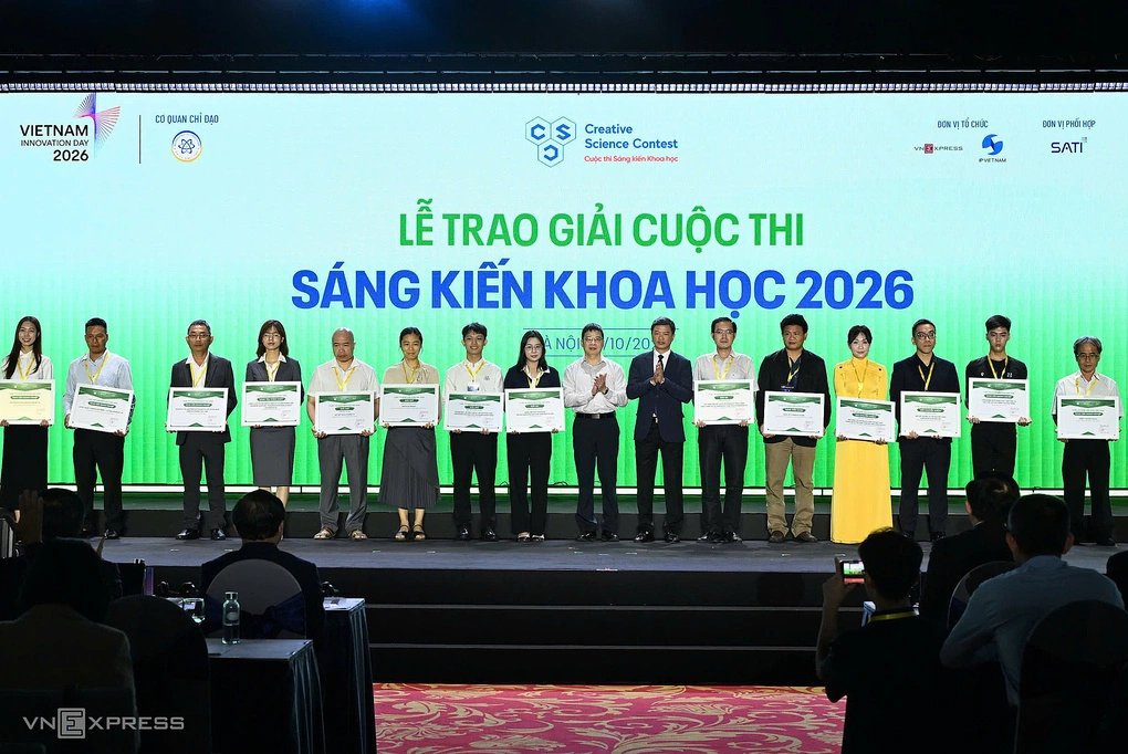 Ông Phạm Hiếu, Tổng biên tập báo VnExpress và ông Lưu Hoàng Long, Cục trưởng Sở hữu trí tuệ (giữa) trao giải cho các thí sinh. Ảnh: Giang Huy