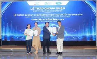 Ông Choi Chun Seong (ngoài cùng bên phải), Tổng Giám đốc URS Việt Nam, trao chứng nhận ISO 9001:2015 cho đại diện CT UAV.