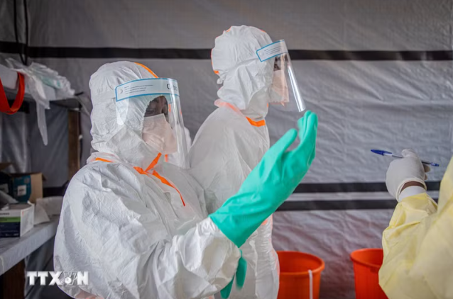 Nhân viên y tế làm việc tại trung tâm điều trị Ebola ở Bunia, tỉnh Ituri, CHDC Congo - Ảnh: THX/TTXVN phát