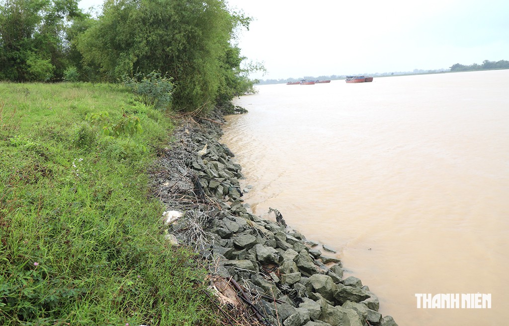 Bờ kè đã sập, trơ rọ đá