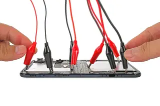 Cả hai viên pin đều bị bong ra khi dòng điện chạy qua lớp keo dán của chúng