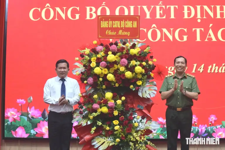 Lãnh đạo Bộ Công an tặng hoa chúc mừng trung tướng Đinh Văn Nơi được Ban Bí thư điều động, chỉ định giữ chức vụ Phó bí thư Tỉnh ủy An Giang, nhiệm kỳ 2025-2030