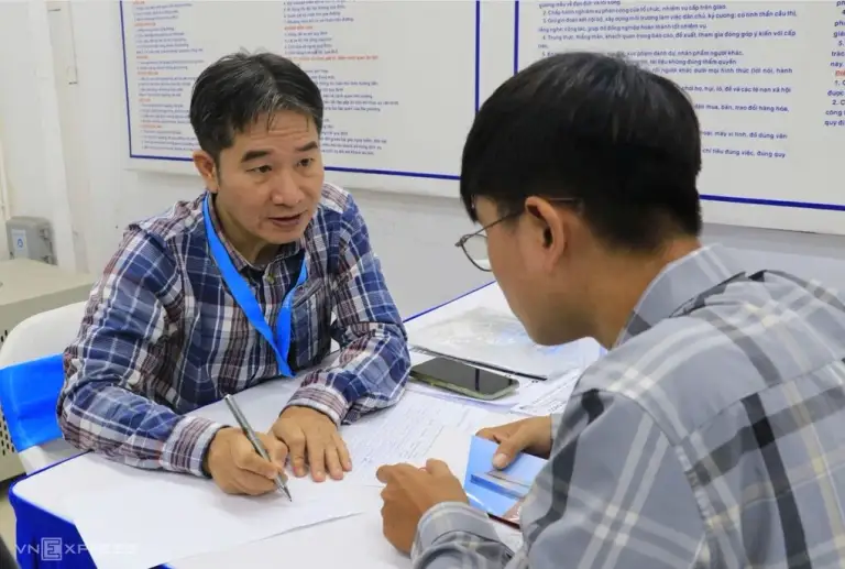 Lao động nghe tư vấn giao dịch việc làm tại Trung tâm Dịch vụ việc làm Hà Nội. Ảnh: Hồng Chiêu